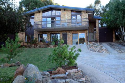 Alpine Apartment Great Location With Views Of Lake Jindabyne - Yamba Accommodation 0