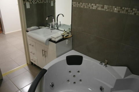 34 On Emily - Yamba Accommodation 6