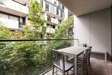 ZACH, 1BDR St.Kilda Apartment - Yamba Accommodation 0