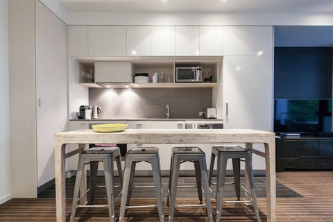 ZACH, 1BDR St.Kilda Apartment - Yamba Accommodation 3