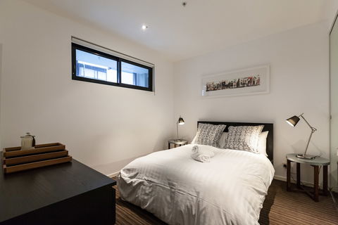 ZACH, 1BDR St.Kilda Apartment - Yamba Accommodation 2
