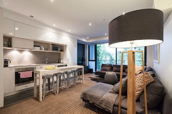 ZACH, 1BDR St.Kilda Apartment - Yamba Accommodation 1