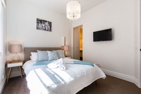 AERIN, 2BDR Melbourne Apartment - Yamba Accommodation 0