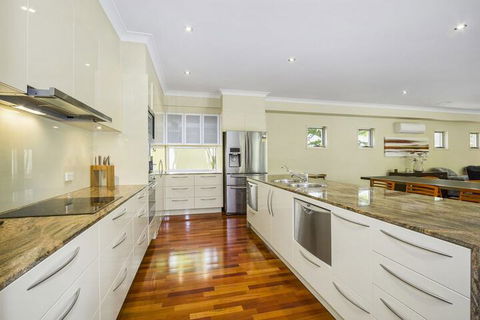 ANGOURIE HOUSE SALT VILLAGE - Yamba Accommodation 2