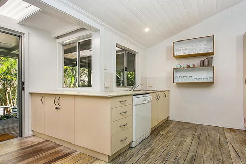 Your Luxury Escape - White Oak - Yamba Accommodation 0