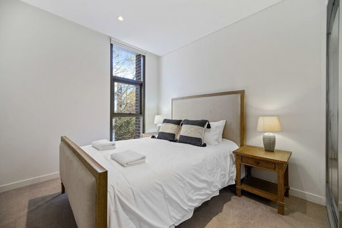 Walking To Darling Harbour Town Hall QVBICC - Yamba Accommodation 3