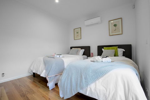 AUJOY 3 Bed Townhouse Burwood 1 - Yamba Accommodation 6