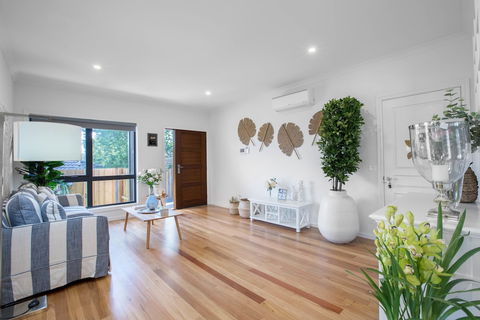 AUJOY 3 Bed Townhouse Burwood 1 - Yamba Accommodation 0