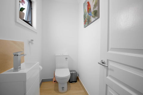 AUJOY 3 Bed Townhouse Burwood 1 - Yamba Accommodation 4