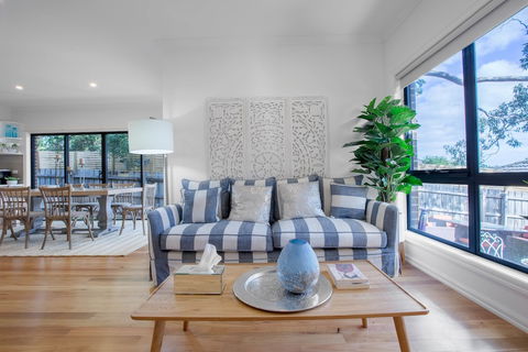 AUJOY 3 Bed Townhouse Burwood 1 - Yamba Accommodation 5