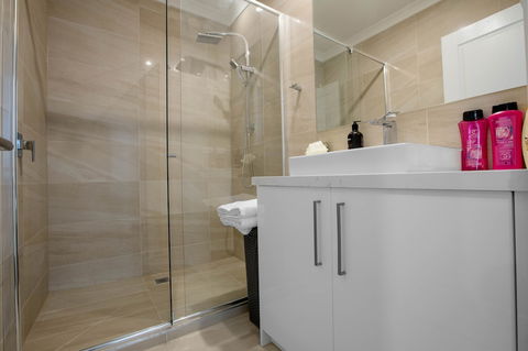 AUJOY 3 Bed Townhouse Burwood 1 - Yamba Accommodation 2