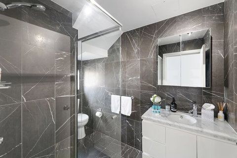 Darling Harbour Penthouse Views & Hot Tub - Yamba Accommodation 2
