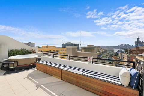 Darling Harbour Penthouse Views & Hot Tub - Yamba Accommodation 1