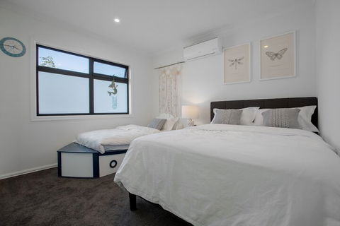 AUJOY 4 Bed Townhouse Burwood 2 - Yamba Accommodation 4