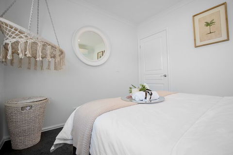 AUJOY 4 Bed Townhouse Burwood 2 - Yamba Accommodation 5