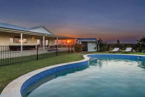 Your Luxury Escape Byron Sunset Breeze - Yamba Accommodation 4