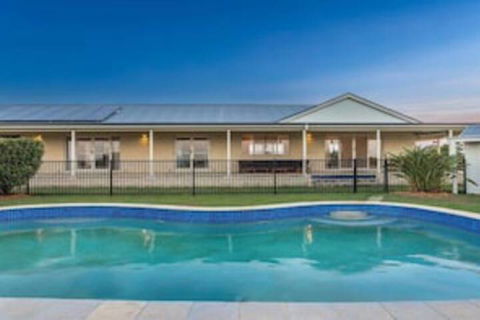 Your Luxury Escape Byron Sunset Breeze - Yamba Accommodation 0