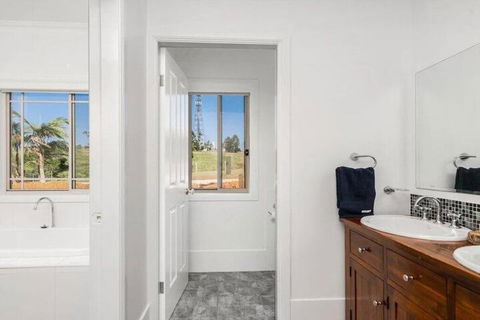 Your Luxury Escape Byron Sunset Breeze - Yamba Accommodation 7