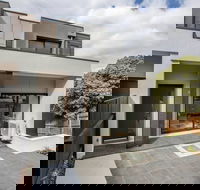 92 Brand New Doncaster Local House - Yamba Accommodation