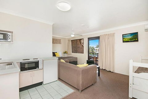 Byron BaySide Central Studio Apartments - Yamba Accommodation 6