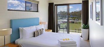 Main Beach Apartments - Yamba Accommodation 4