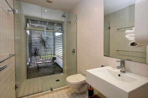 BEACH BAY BEE PET FRIENDLY - Yamba Accommodation 5