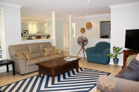 FRANGIPANI BEACH HOUSE PET FRIENDLY 22 Belbourie Cres Boomerang Beach - Yamba Accommodation 6
