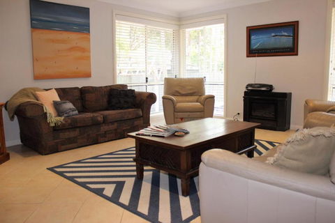 FRANGIPANI BEACH HOUSE PET FRIENDLY 22 Belbourie Cres Boomerang Beach - Yamba Accommodation 4