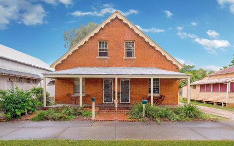 Eliza 1875 Red Brick Duplex Townhouse - Yamba Accommodation 4