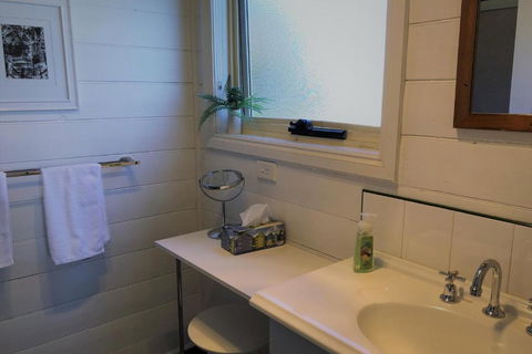 BURGESS COTTAGE King Bed For Couples - Yamba Accommodation 3