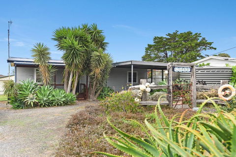 Millys At Middleton Pet Friendly - Yamba Accommodation 5