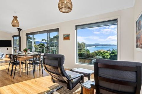 GRANITE BEACH HOUSE At Bay Of Fires - Yamba Accommodation 5