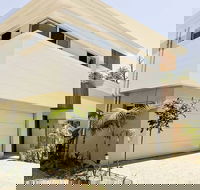 Fat Frog Beach Houses - Yamba Accommodation