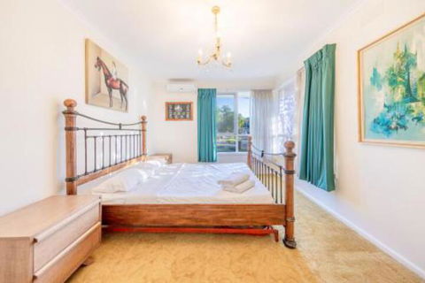 Doncaster Beautiful 4 Bedder+ Walking To Westfield - Yamba Accommodation 0