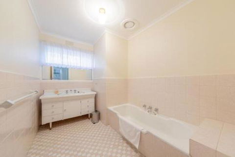 Doncaster Beautiful 4 Bedder+ Walking To Westfield - Yamba Accommodation 6