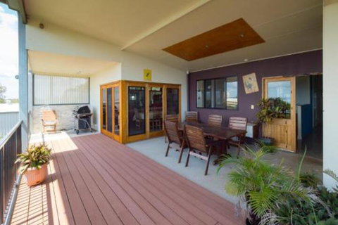 Blue Water Retreat Upstairs - Yamba Accommodation 0