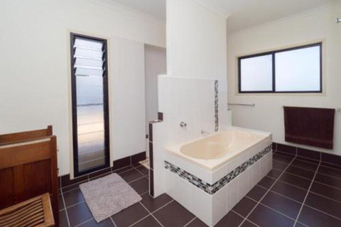Blue Water Retreat Upstairs - Yamba Accommodation 5