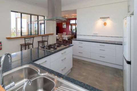 Blue Water Retreat Upstairs - Yamba Accommodation 6