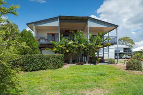 Blue Water Retreat Upstairs - Yamba Accommodation 4