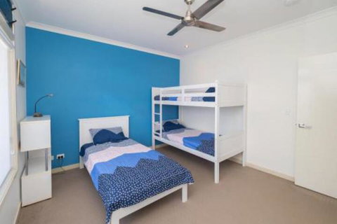 Blue Water Retreat Upstairs - Yamba Accommodation 7