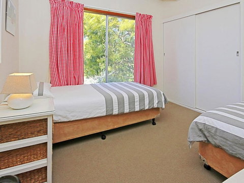 REST ASHORE At MOLLYMOOK - Yamba Accommodation 2