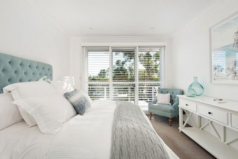 Arabella Stylish Seaside Sanctuary With Views - Yamba Accommodation 5