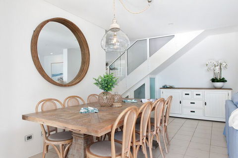 Arabella Stylish Seaside Sanctuary With Views - Yamba Accommodation 3