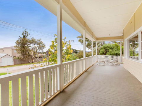 BEACHSIDE GETAWAY DROMANA - Yamba Accommodation 5