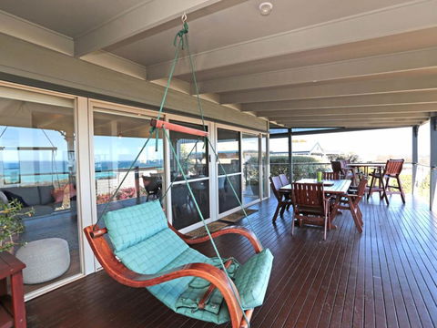 BAY VIEWS On MANNA DROMANA - Yamba Accommodation 5