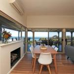 BAY VIEWS On MANNA DROMANA - Yamba Accommodation 0