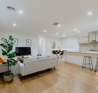 118 Refreshing 3BR Werribee Family House - Yamba Accommodation