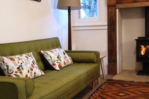 Redruth 2 Bedroom Cottage Situated In Wandiligong - Yamba Accommodation 5
