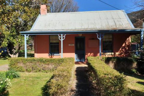 Redruth 2 Bedroom Cottage Situated In Wandiligong - Yamba Accommodation 0