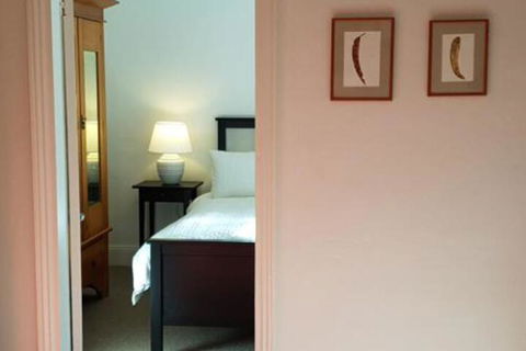 Redruth 2 Bedroom Cottage Situated In Wandiligong - Yamba Accommodation 6